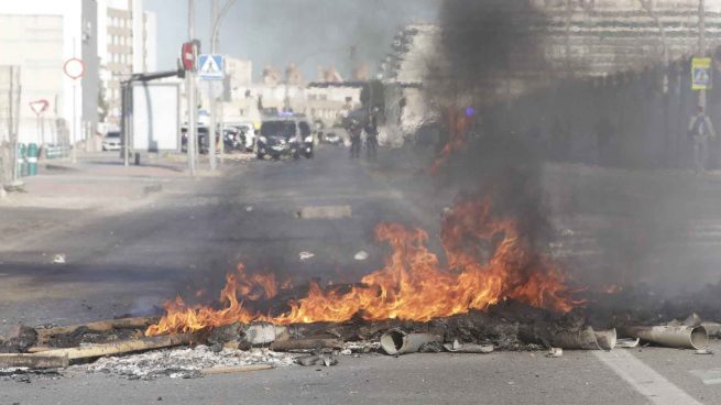 Muere un motorista al chocar con un camión parado por los piquetes de la huelga del metal en Cádiz