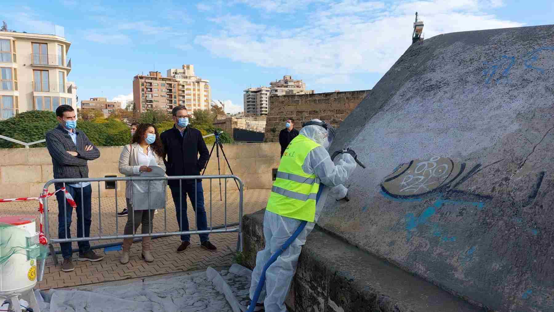 Eliminación de grafitis en la muralla de Palma.