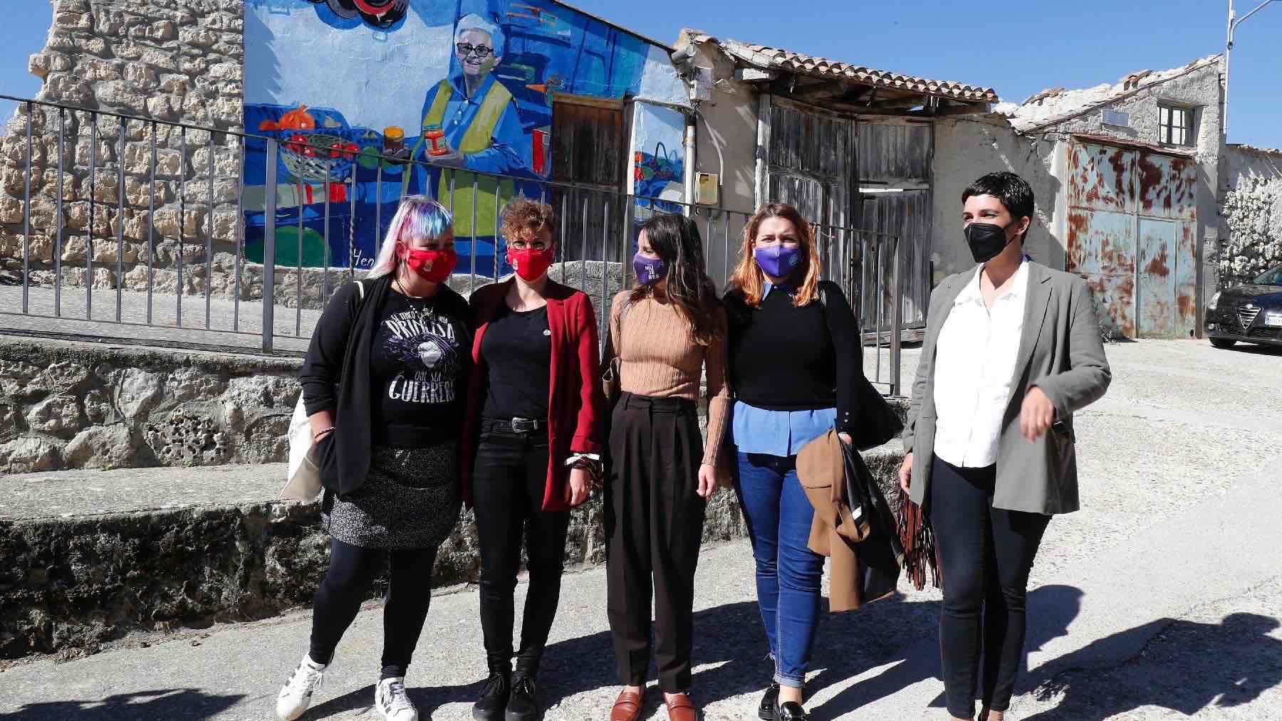 Irene Montero visitando un pueblo. (Foto: EP)