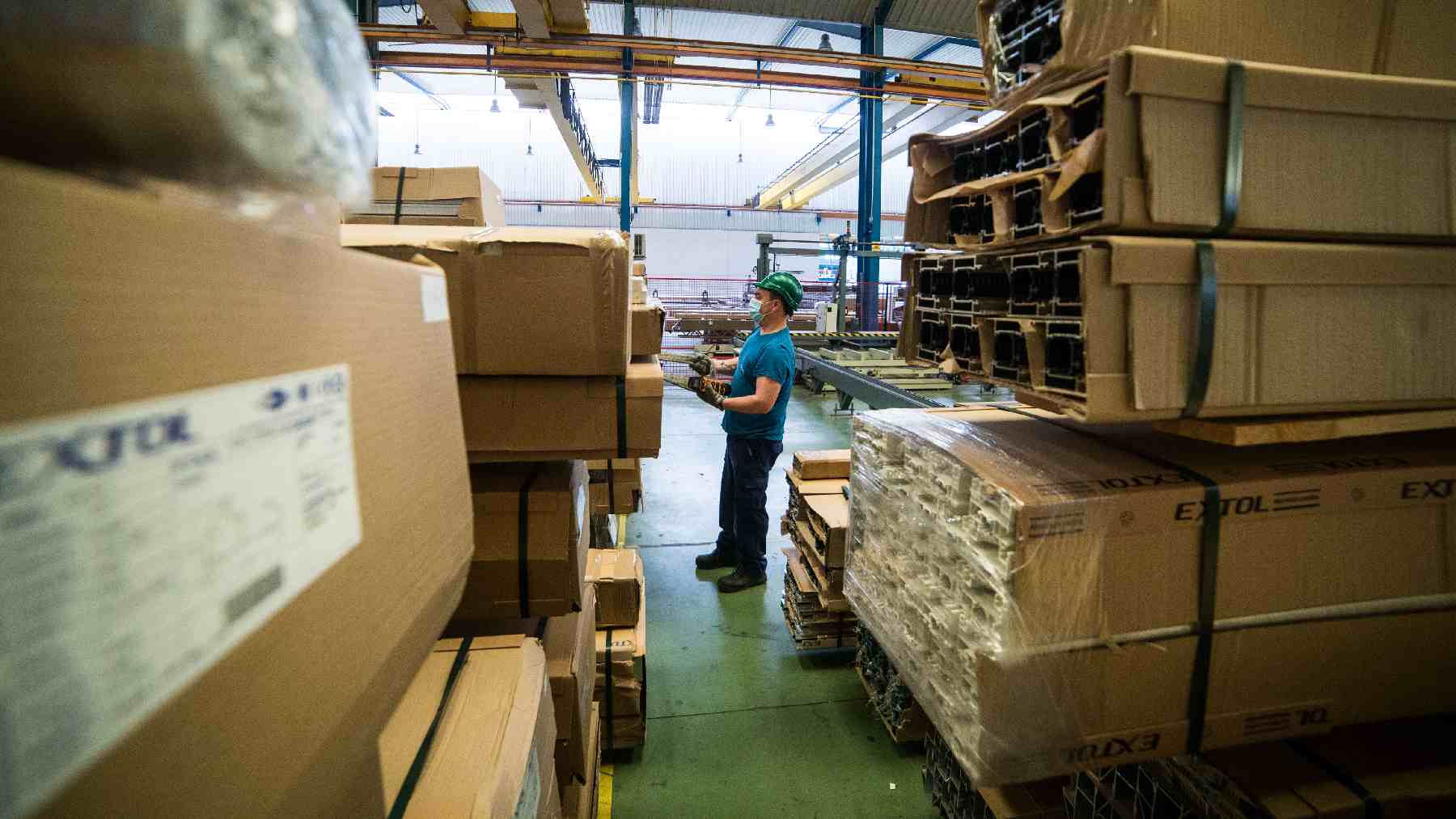 Trabajador durante su jornada laboral en una empresa. Foto: Joaquin Corchero / Europa Press.