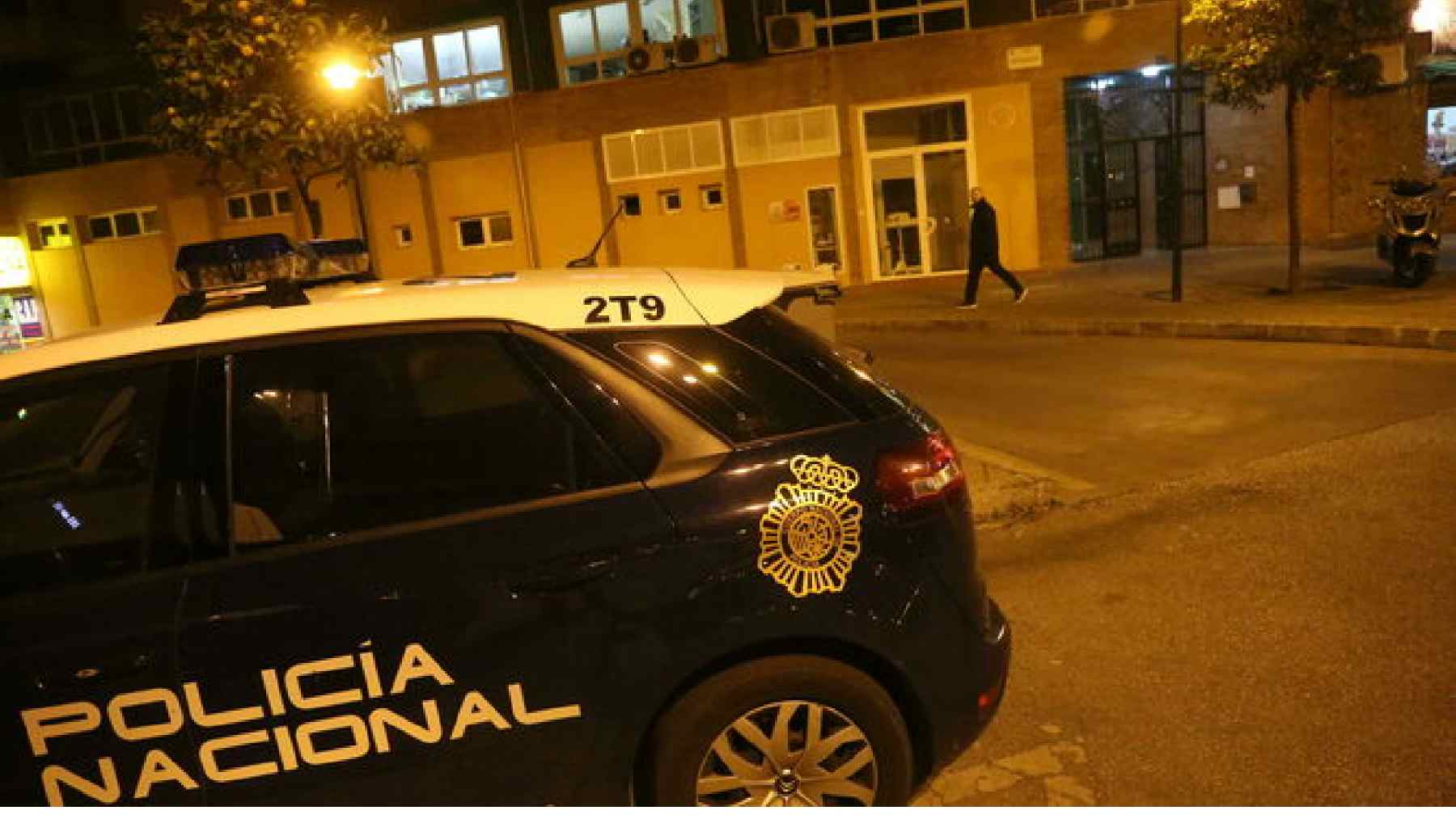 Una patrulla de la Policía frente a una discoteca en una imagen de archivo.