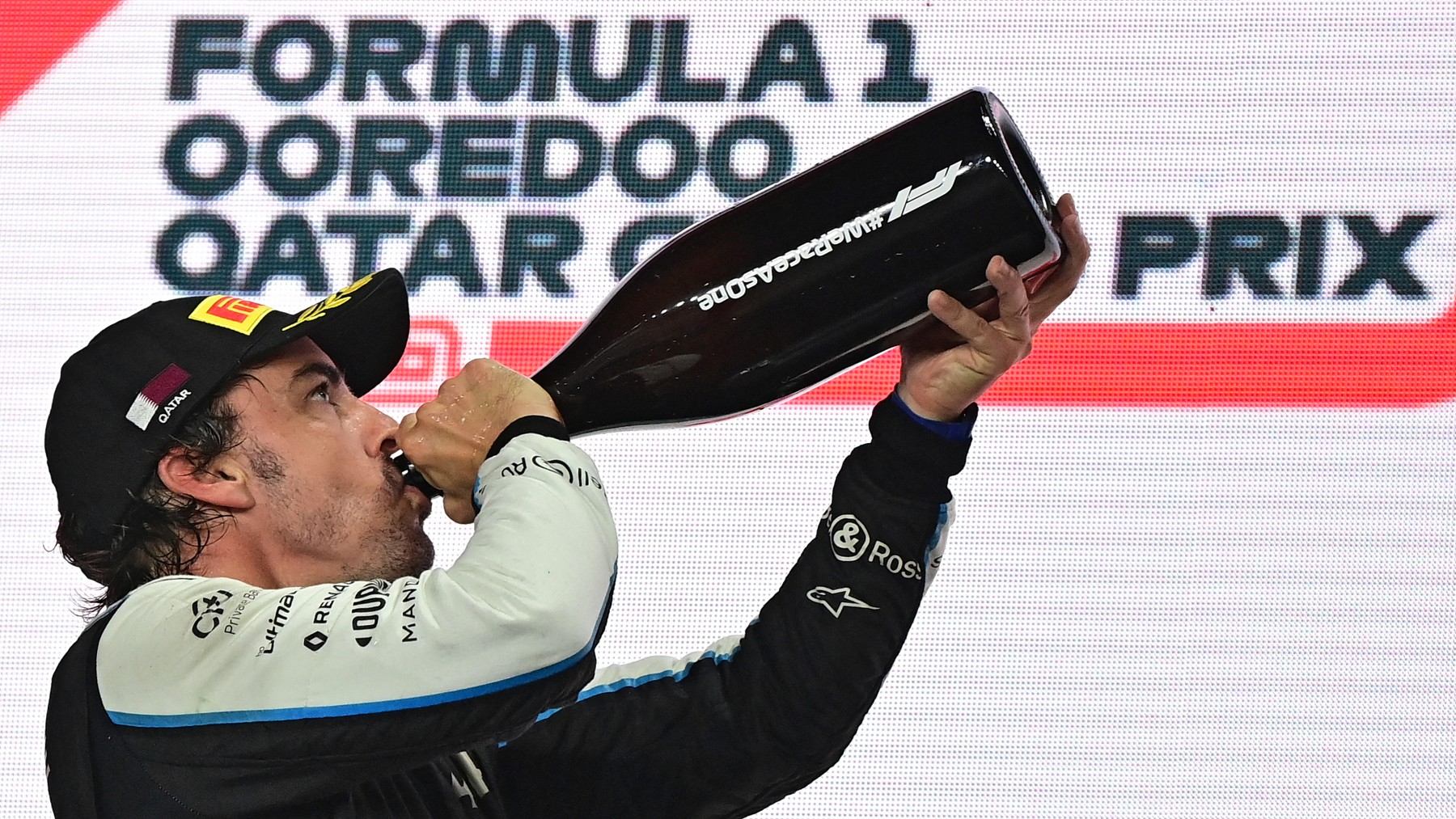 Alonso celebra su podio. (AFP)