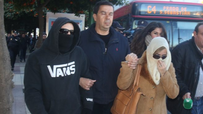 'El Cuco' y su madre, de camino a declarar en los Juzgados de Sevilla (EDUARDO BRIONES / EUROPA PRESS).