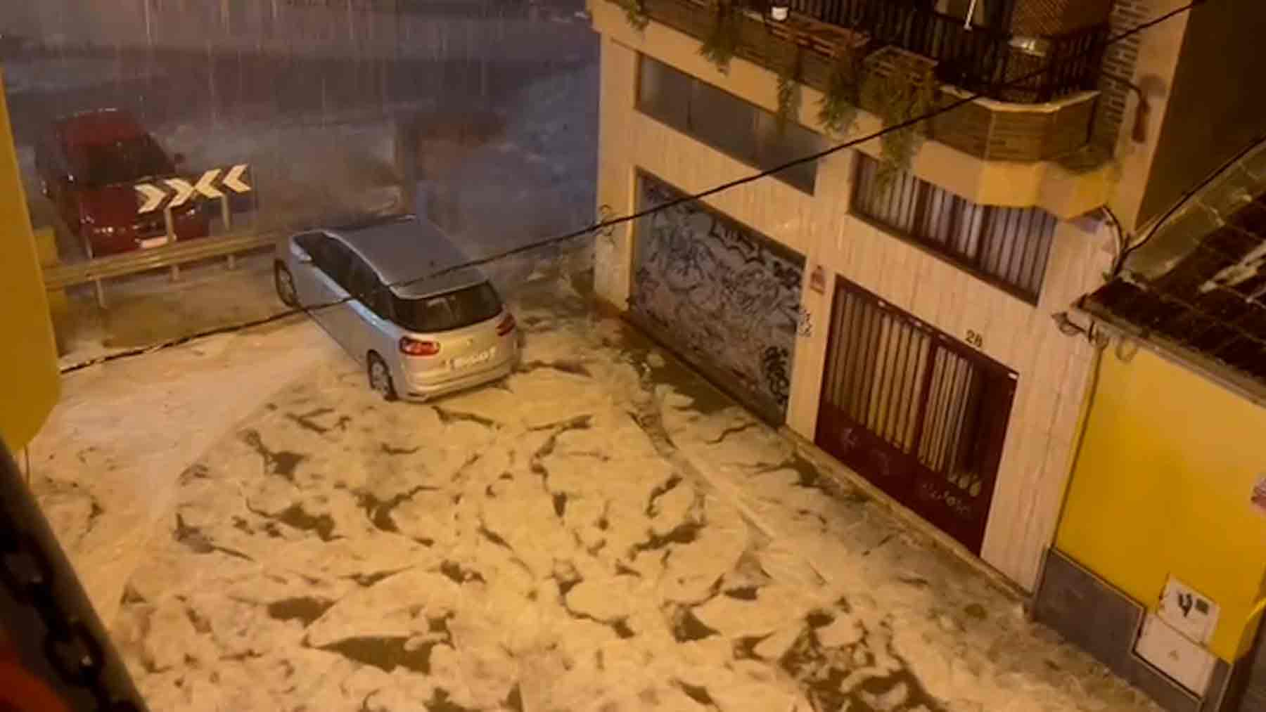 Tormenta de granizo en Alicante durante la madrugada.