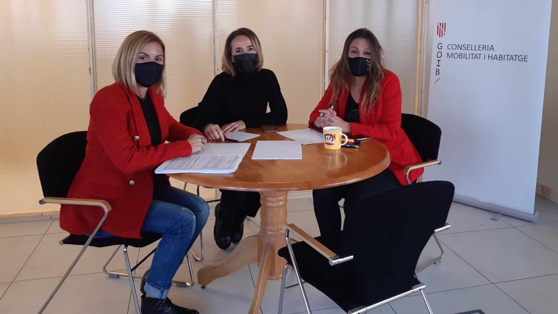Reunión entre la gerente del Instituto Balear de la Vivienda, Cristina Ballester, con la presidenta y la gerente de la Asociación de Constructores de Baleares, Fanny Alba y Sandra Verger.