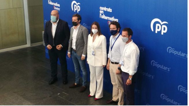 Marga Prohens y otros miembros del PP balear con Pablo Casado en Menorca.