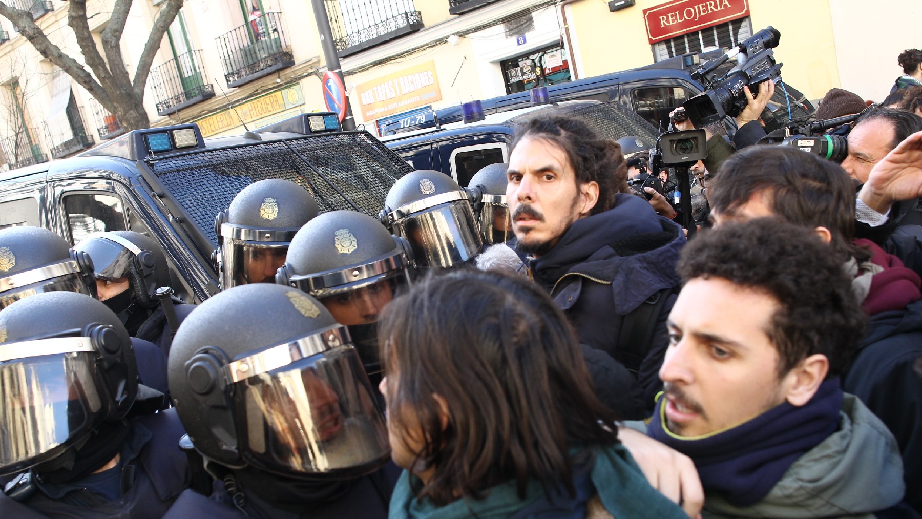 Diputados de Podemos enfrentándose a la Policía en una protesta antidesahucio en 2019. (Foto: EP)
