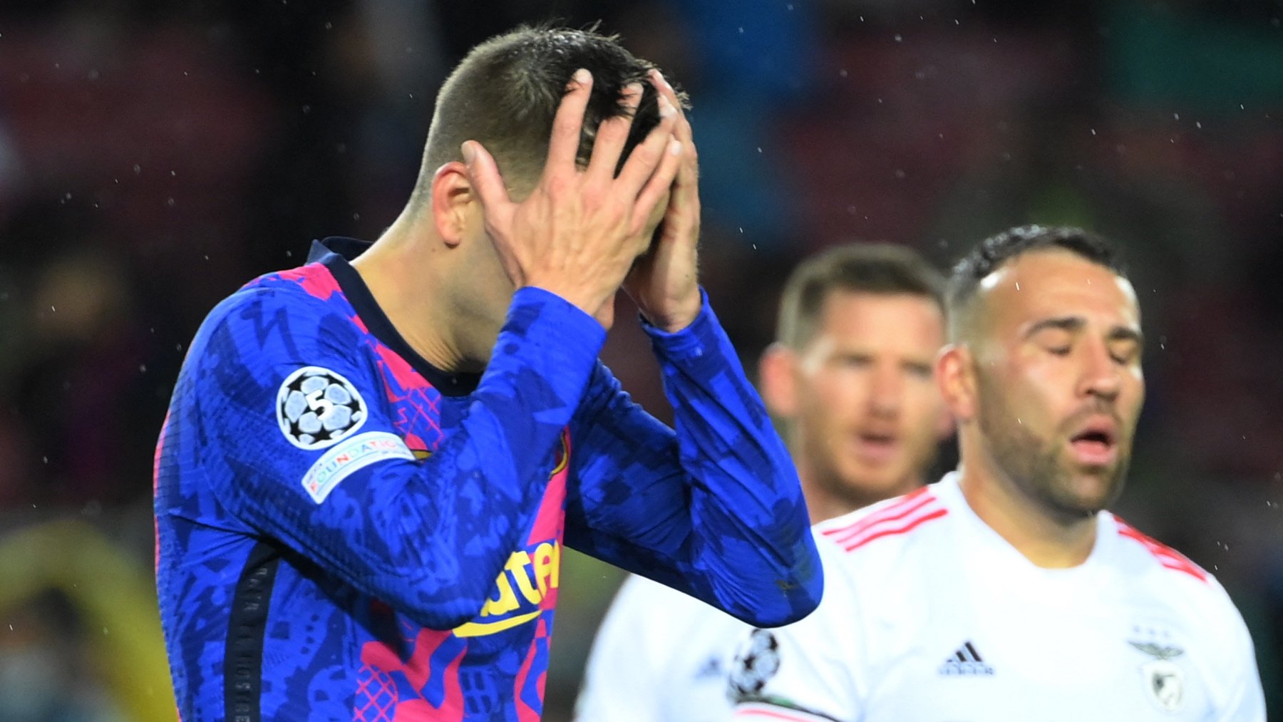 Gerard Piqué se lamenta durante el Barcelona-Benfica. (AFP)