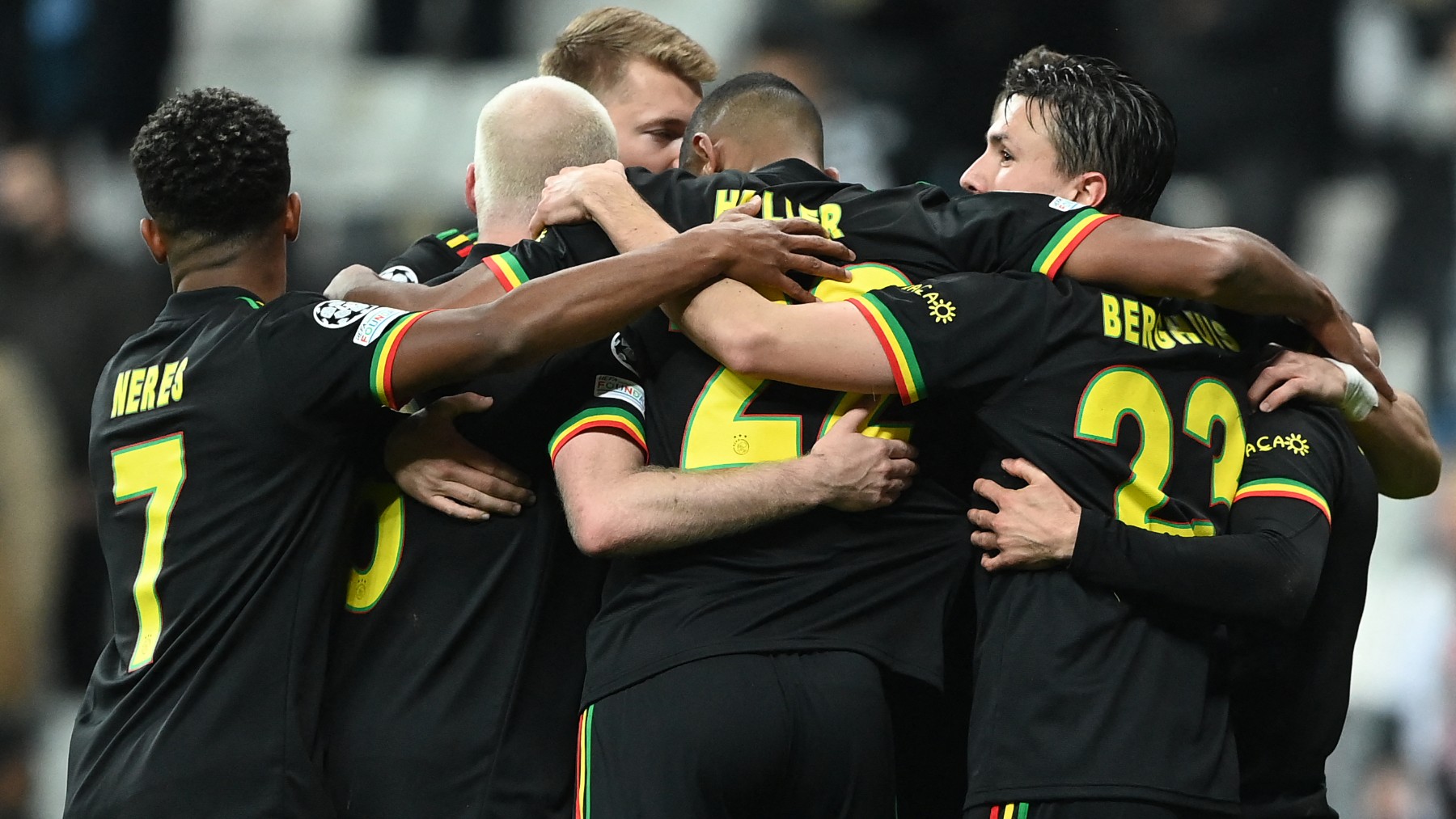 El Ajax celebra un gol ante el Besiktas. (AFP)