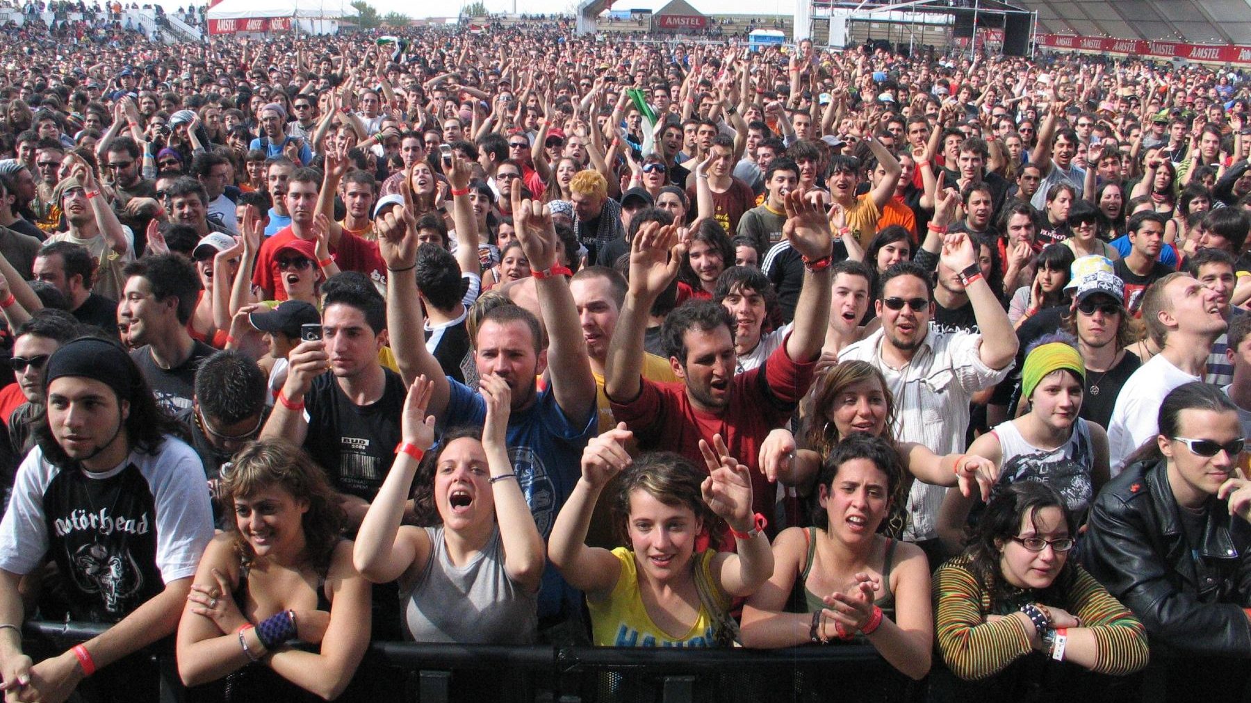 Un nutrido grupo de personas presencia un concierto en primera fila durante un festival (EUROPA PRESS).