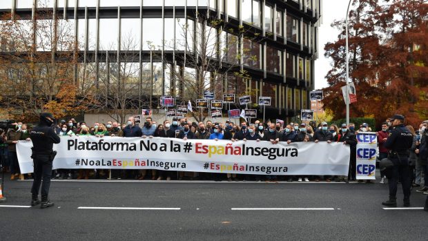 La calle estalla: policías, agricultores, ganaderos y transportistas protestan  contra Sánchez