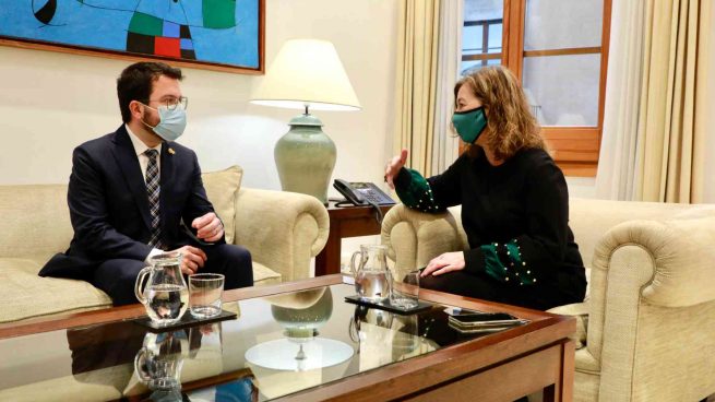 Pere Aragonès con Francina Armengol en el Consolat de Mar.