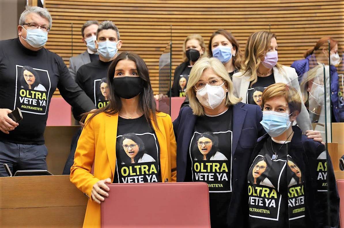Los diputados de Ciudadanos en las Cortes Valencianas con las camisetas que pedían que Oltra se fuera.