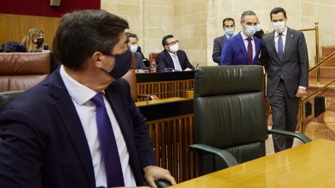 Marín espera sentado a Juan Bravo y Juanma Moreno en el Parlamento de Andalucía