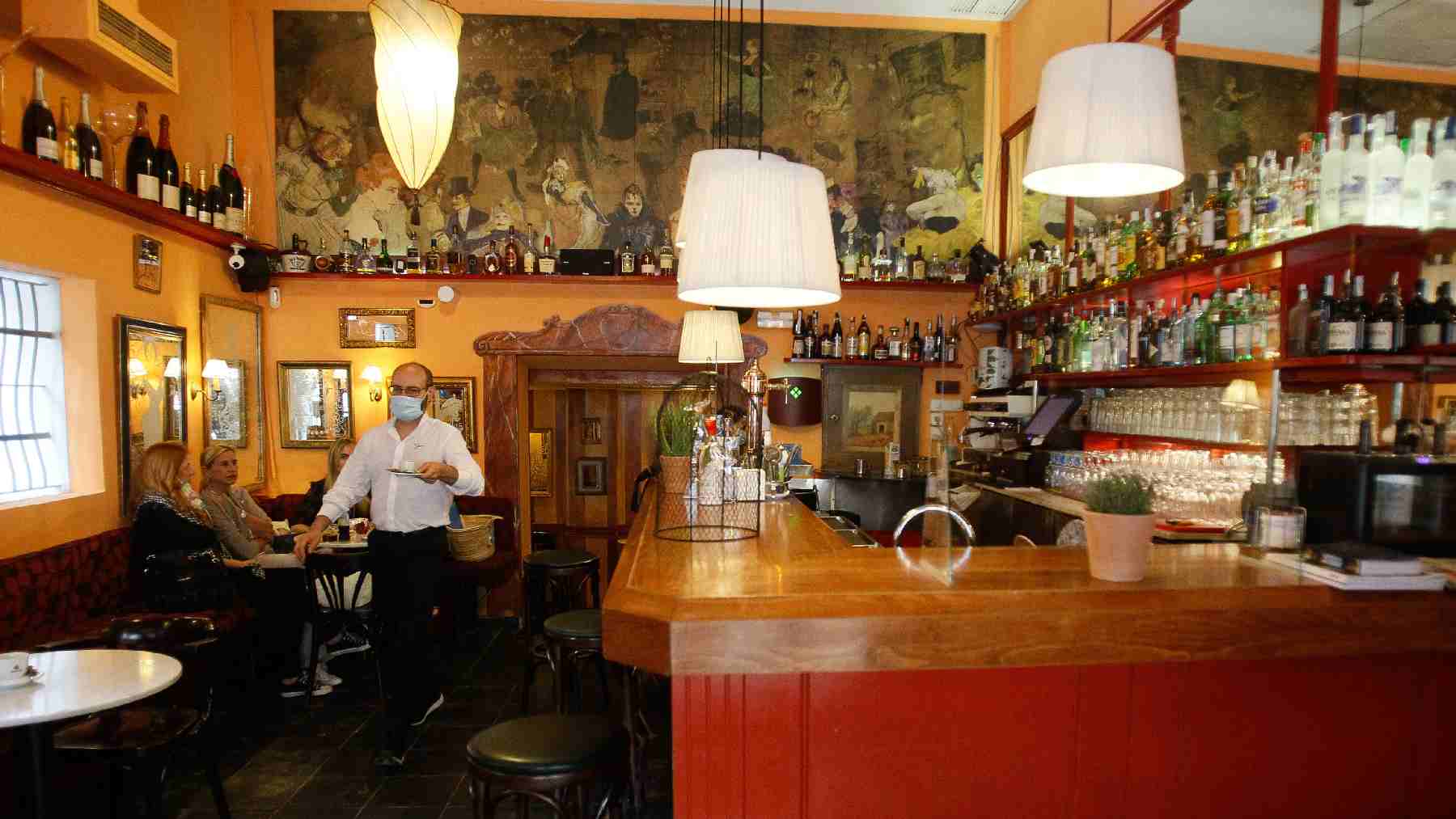 Interior de un bar en Mallorca durante la fase 3 de la desescalada. Foto: Isaac Buj / Europa Press