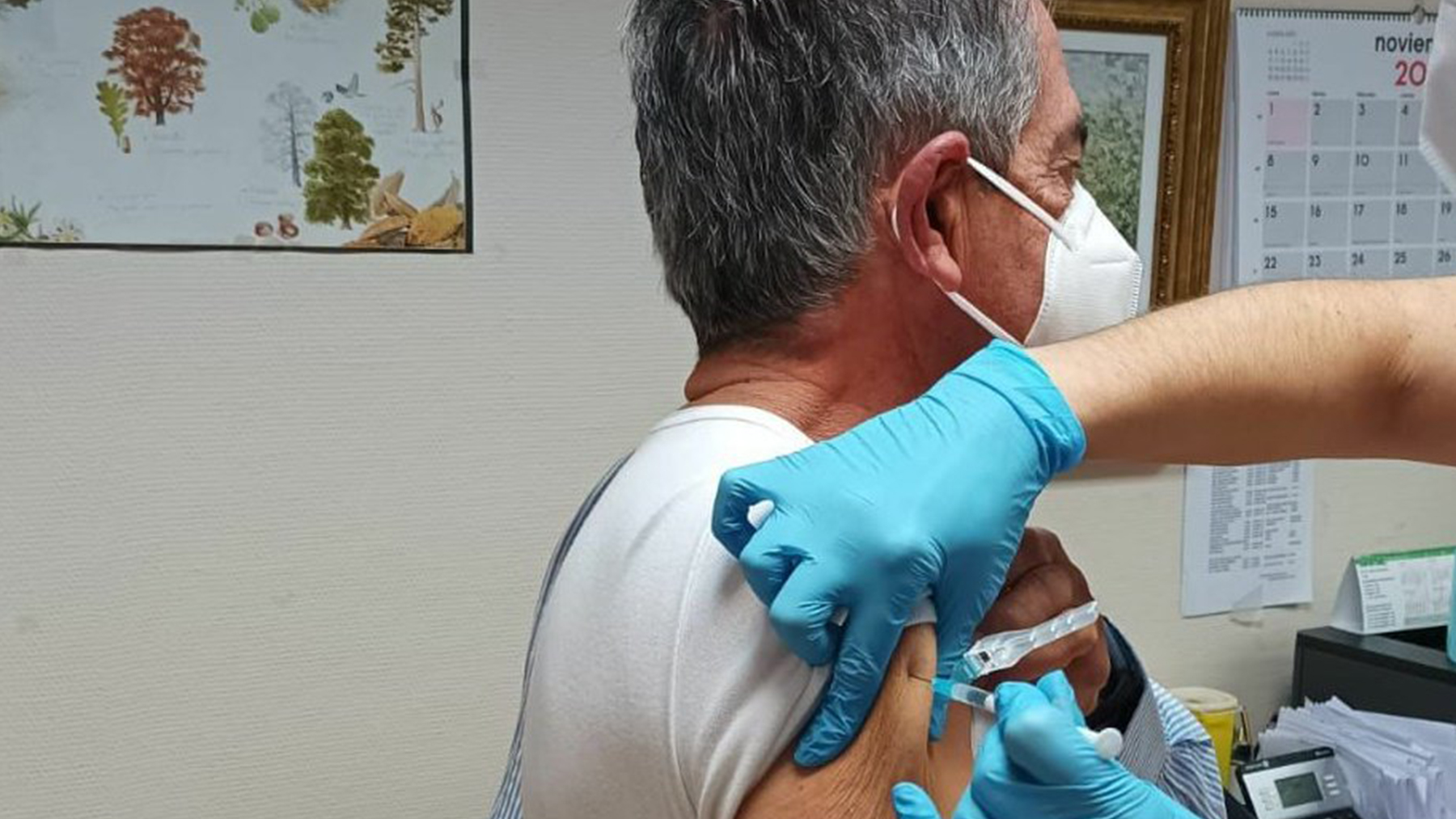Miguel Ángel Revilla recibe la tercera dosis de la vacuna del Covid.