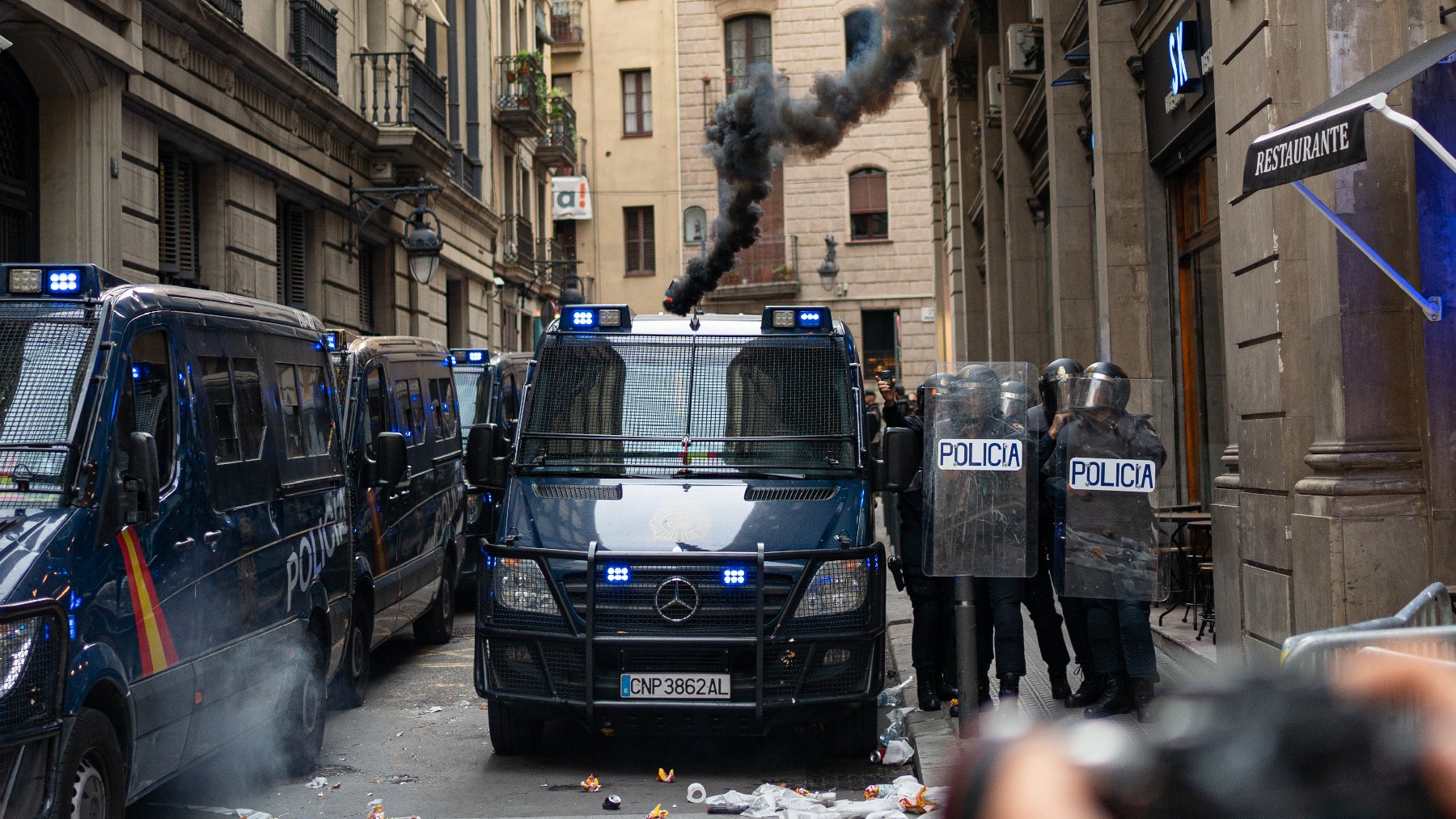 Agentes antidisturbios de la Policía Nacional de Vía Layetana durante un ataque. (Foto: EP)