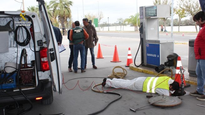Investigación de la Guardia Civil en la gasolinera de Coria del Río (Sevilla) -GUARDIA CIVIL-.