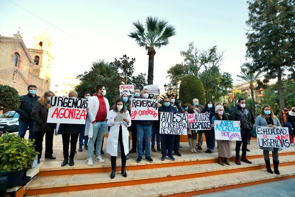 Trabajadores del hospital de Torrevieja en una manifestación.