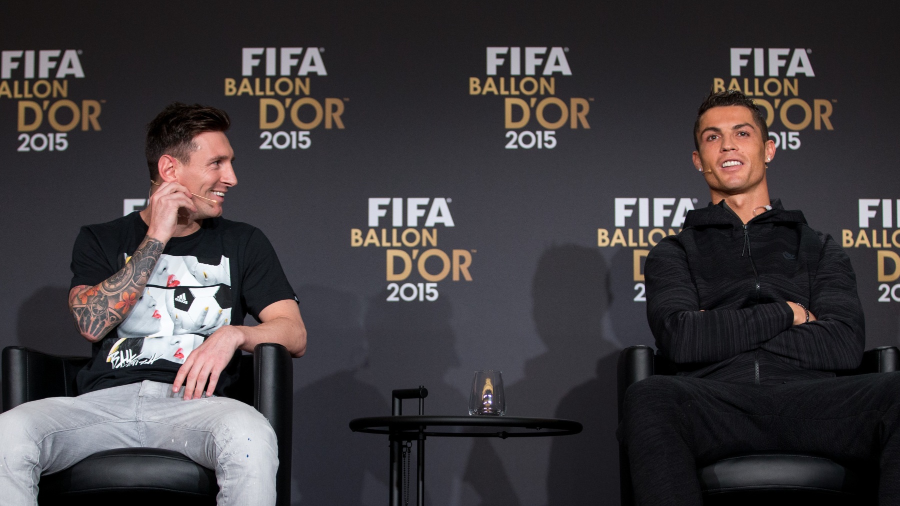 Messi y Cristiano en una gala del Balón de Oro. (Getty)
