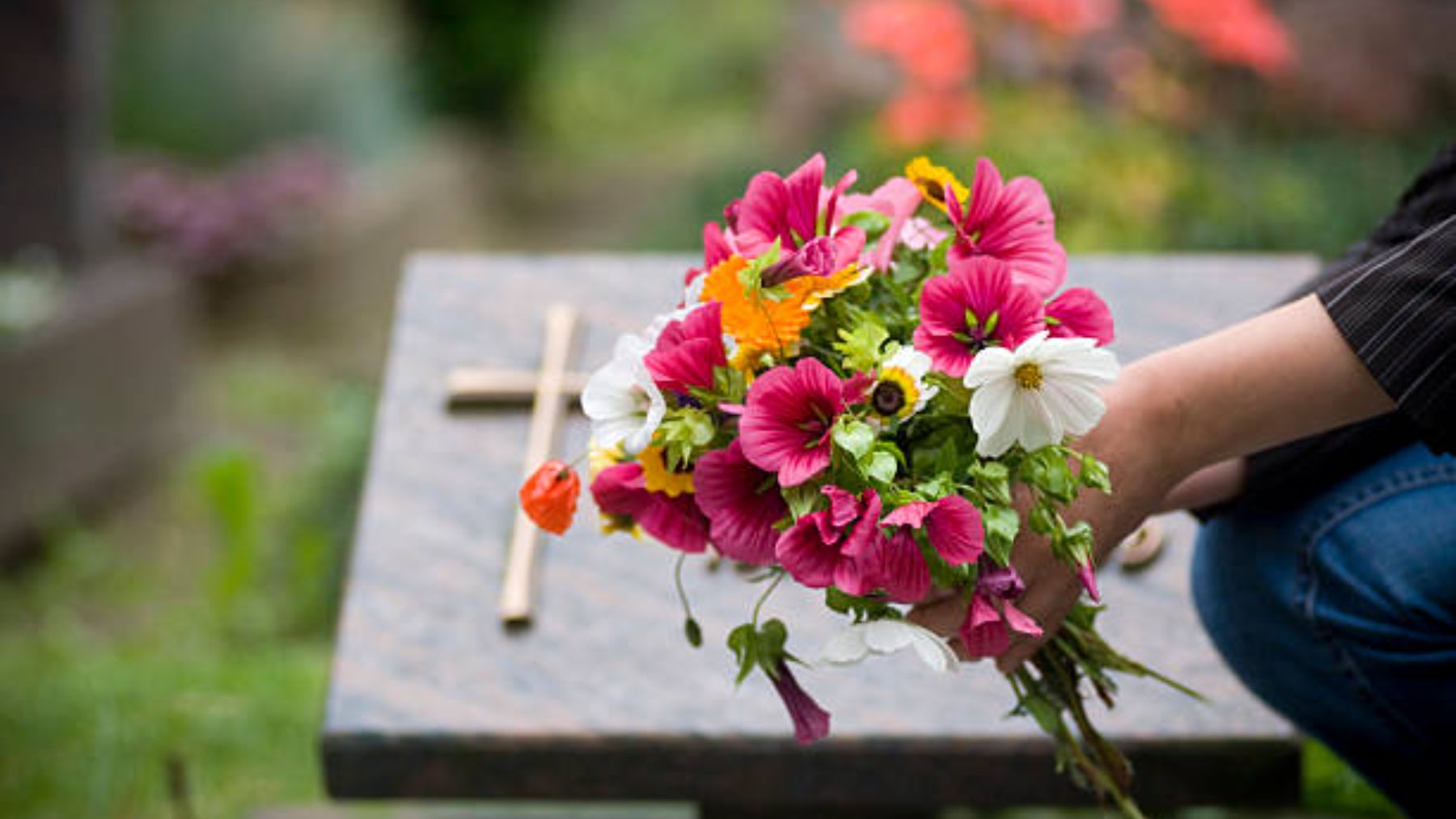 Llevando flores al cementerio.