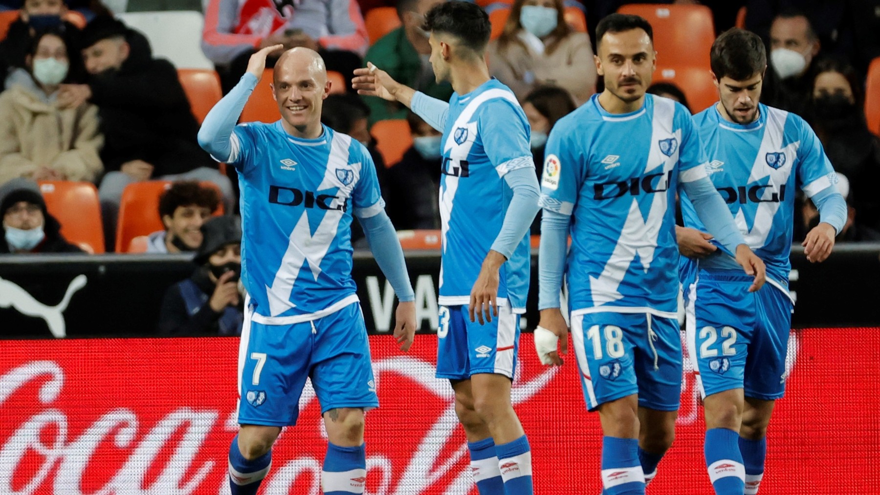 Isi celebra un gol con el Rayo. (EFE)