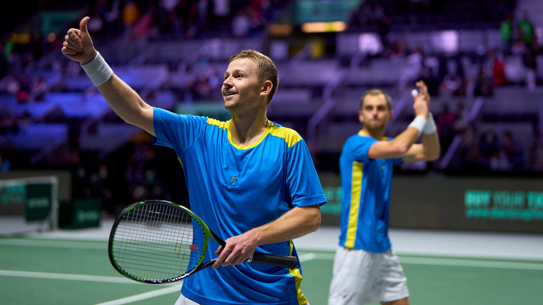 La pareja de Kazajistán celebra la victoria. (Kosmos Tennis)