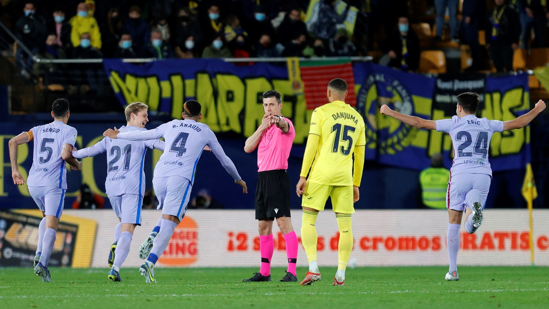 El Barcelona venció al Villarreal con polémica.