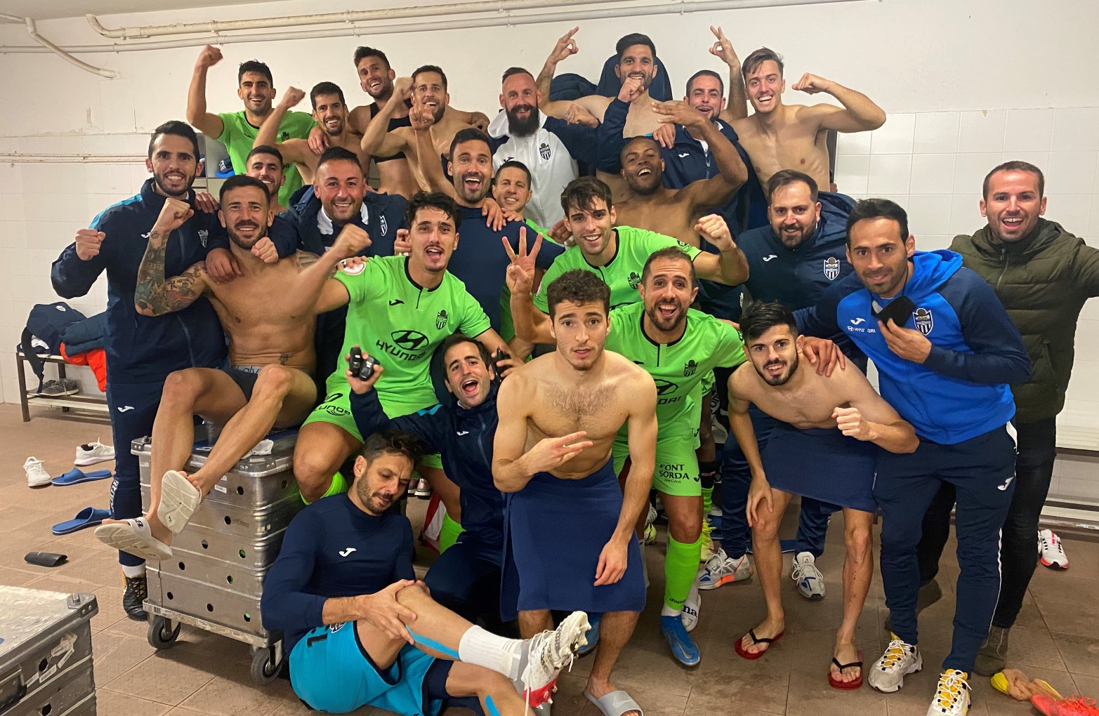 Los jugadores, celebrando la victoria en el vestuario