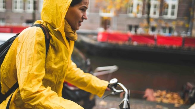 circular seguro bicicleta lluvia