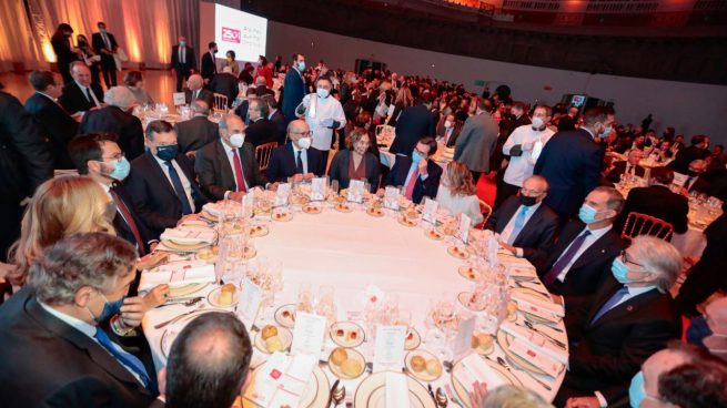 Felipe Vl, los ministros Sánchez y Escrivá, el presidente de Foment Josep Sánchez Llibre, Aragones o Colau, en la mesa presidencial de la cena.