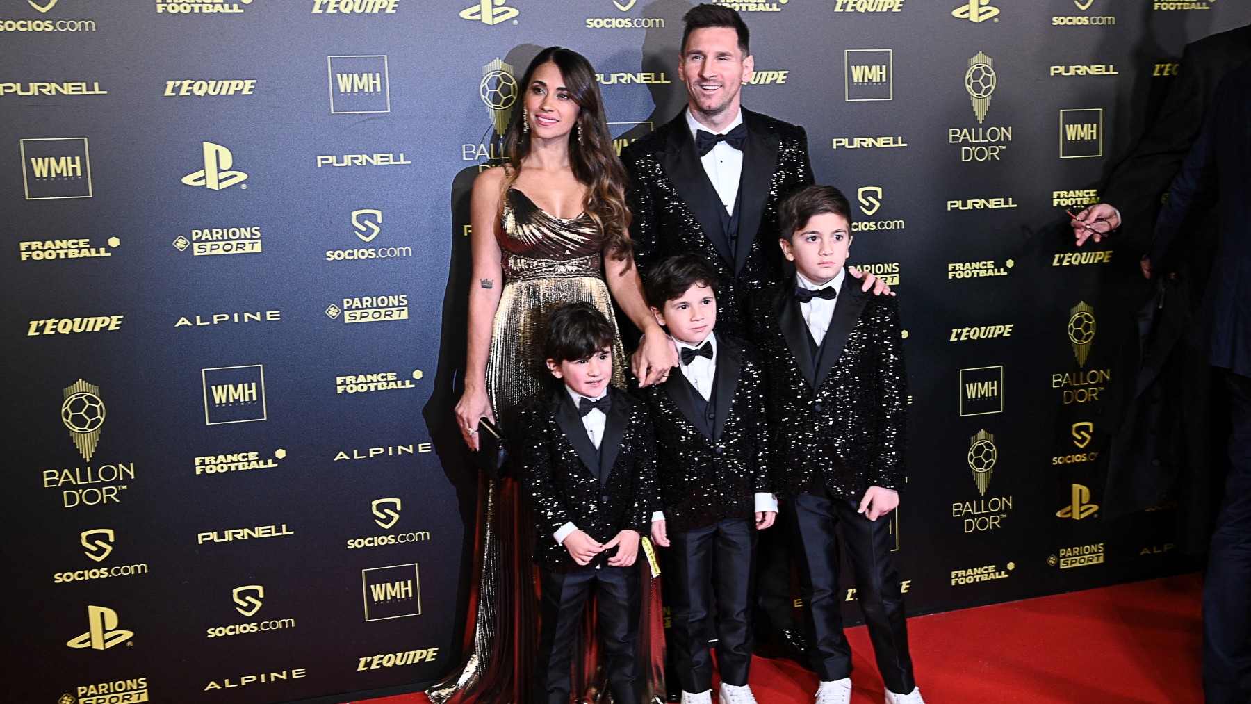 Leo Messi vuelve a dar la nota con un traje brillante | Gala Balón de Oro