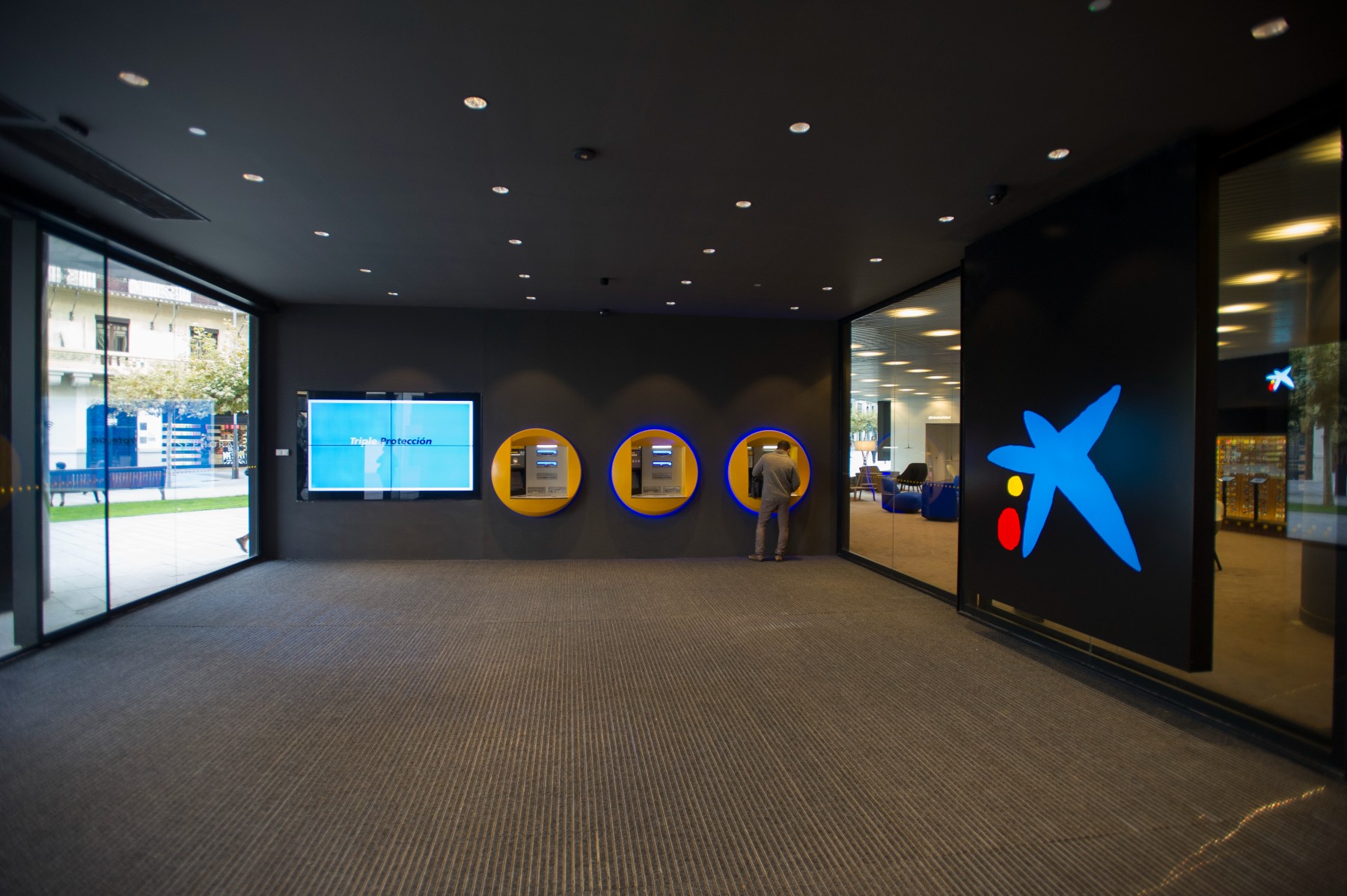 CaixaBank mantiene la red de sucursales más extensa de España tras integrar 800 oficinas