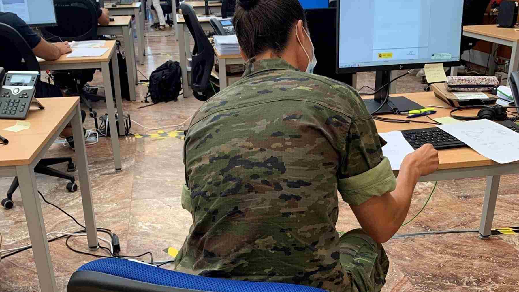 Una soldado realizando labores de rastreo del coronavirus.