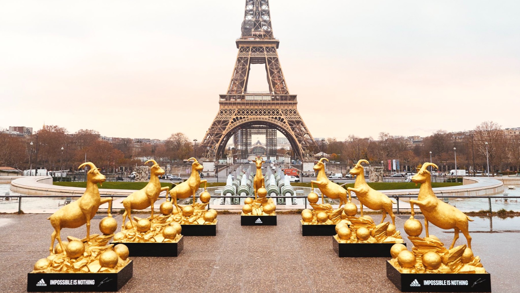Adidas coloca siete cabras de oro en homenaje a Messi en la Torre Eiffel.