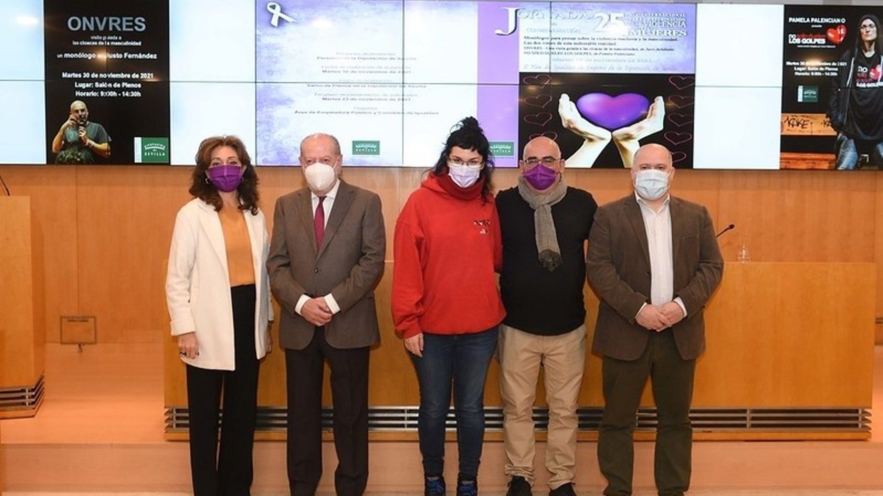 El socialista Fernando Rodríguez Villalobos, junto a los participantes en la jornada (DIPUTACIÓN DE SEVILLA). (1)