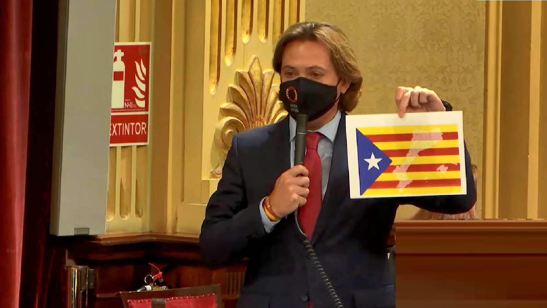 El portavoz de Vox en el Parlament, Jorge Campos, exhibe una estelada con el mapa de los países catalanes. .