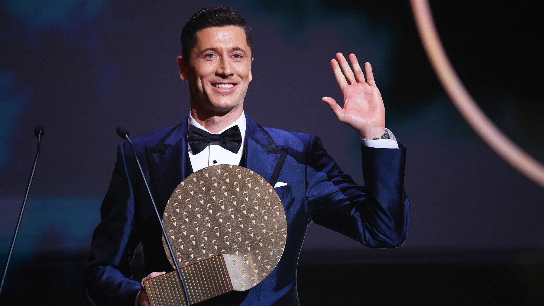 Lewandowski recibe el premio al Mejor Goleador del Año. (AFP)