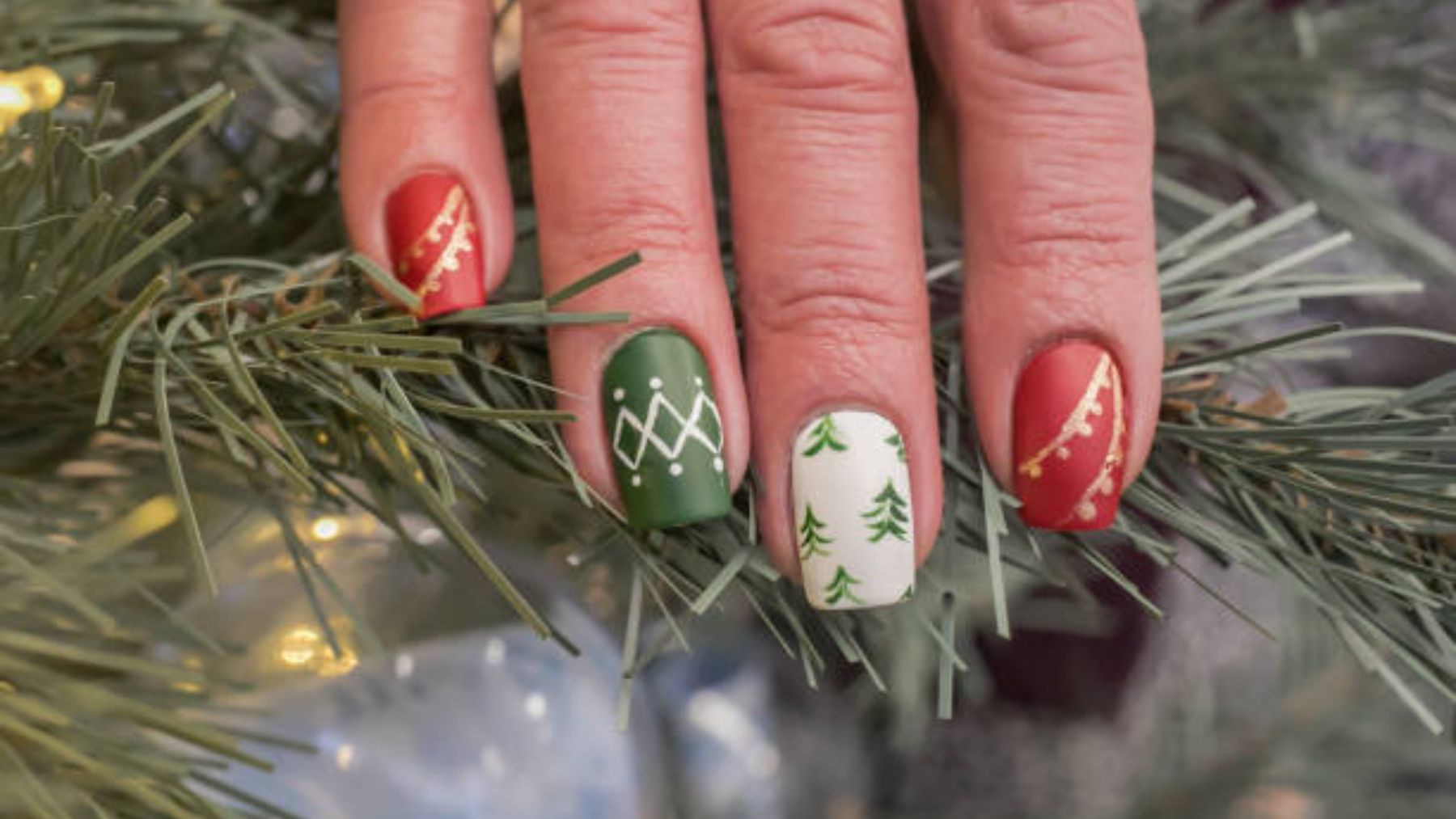 Las ideas más fáciles para decorar tus uñas de cara a la Navidad