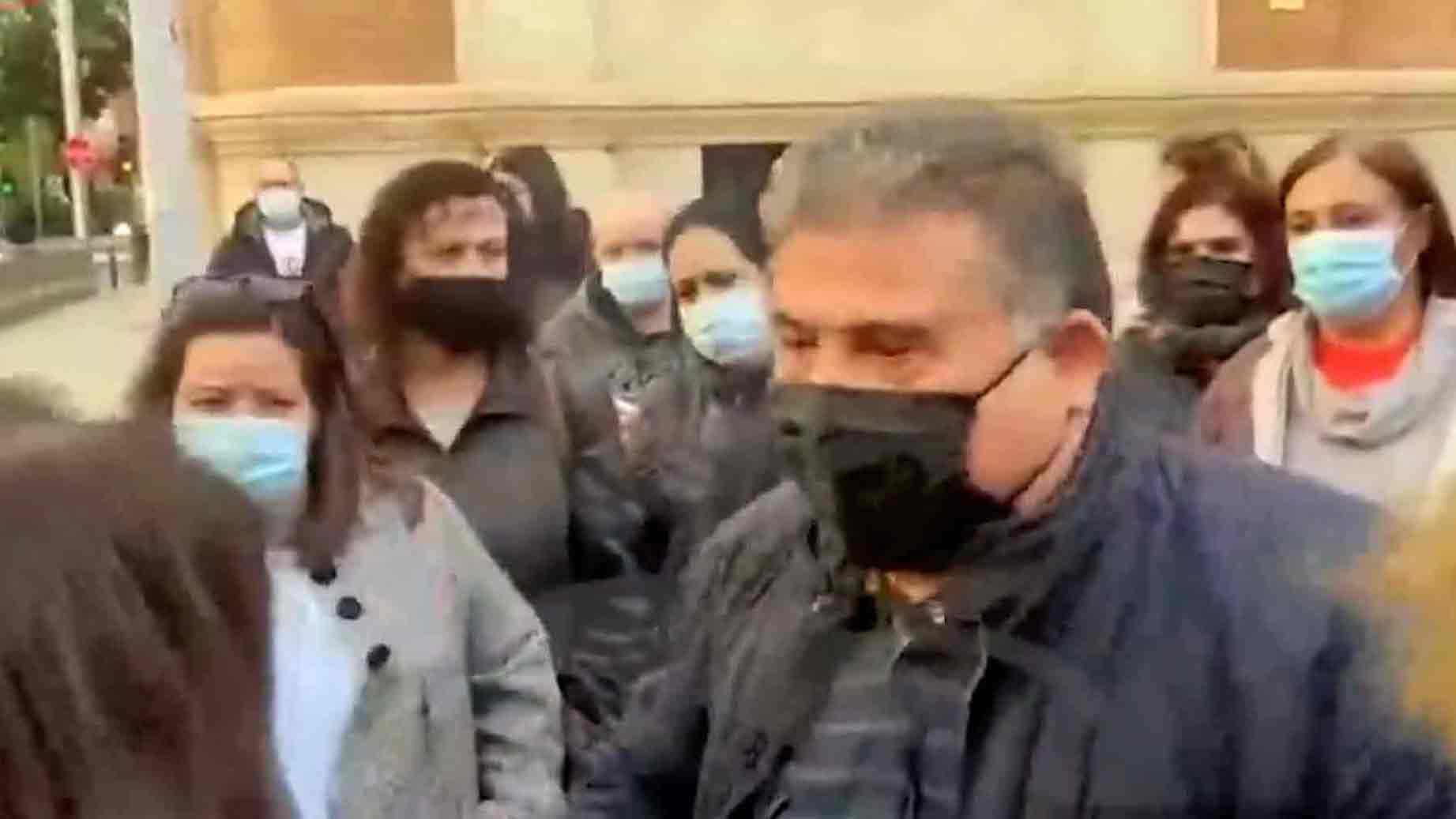 El sindicalista intentando evitar que continuara la movilización.