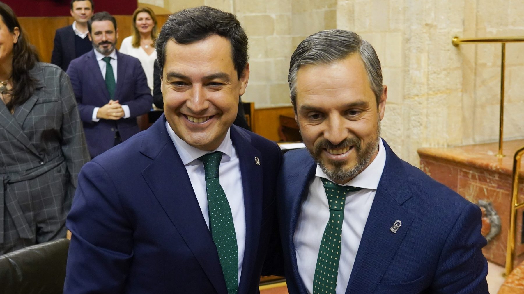El consejero de Hacienda de la Junta, Juan Bravo, con el líder andaluz Juanma Moreno (EDUARDO BRIONES / EUROPA PRESS).