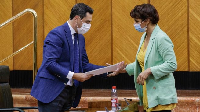 La diputada no adscrita, Teresa Rodríguez (d), junto al presidente de la Junta, Juanma Moreno (MARÍA JOSÉ LÓPEZ / EUROPA PRESS).