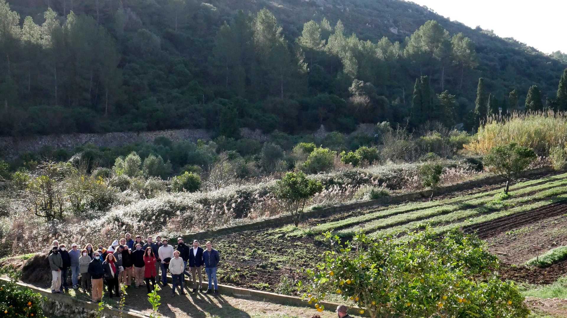 Socios de Estel de Llevant en el campo.