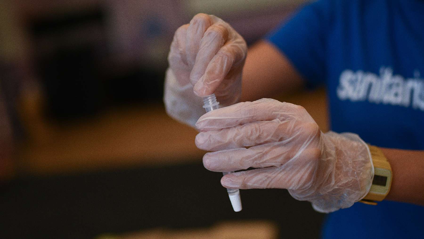 Una trabajadora guarda un test de antígenos. Foto: Laia Solanellas / Europa Press.