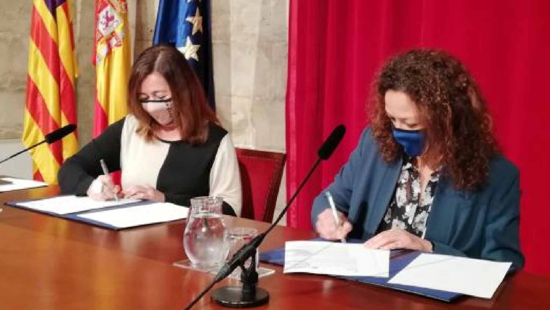 La presidenta del Govern, Feancina Armengol, y la del Consell de Mallorca, Catalina Cladera.
