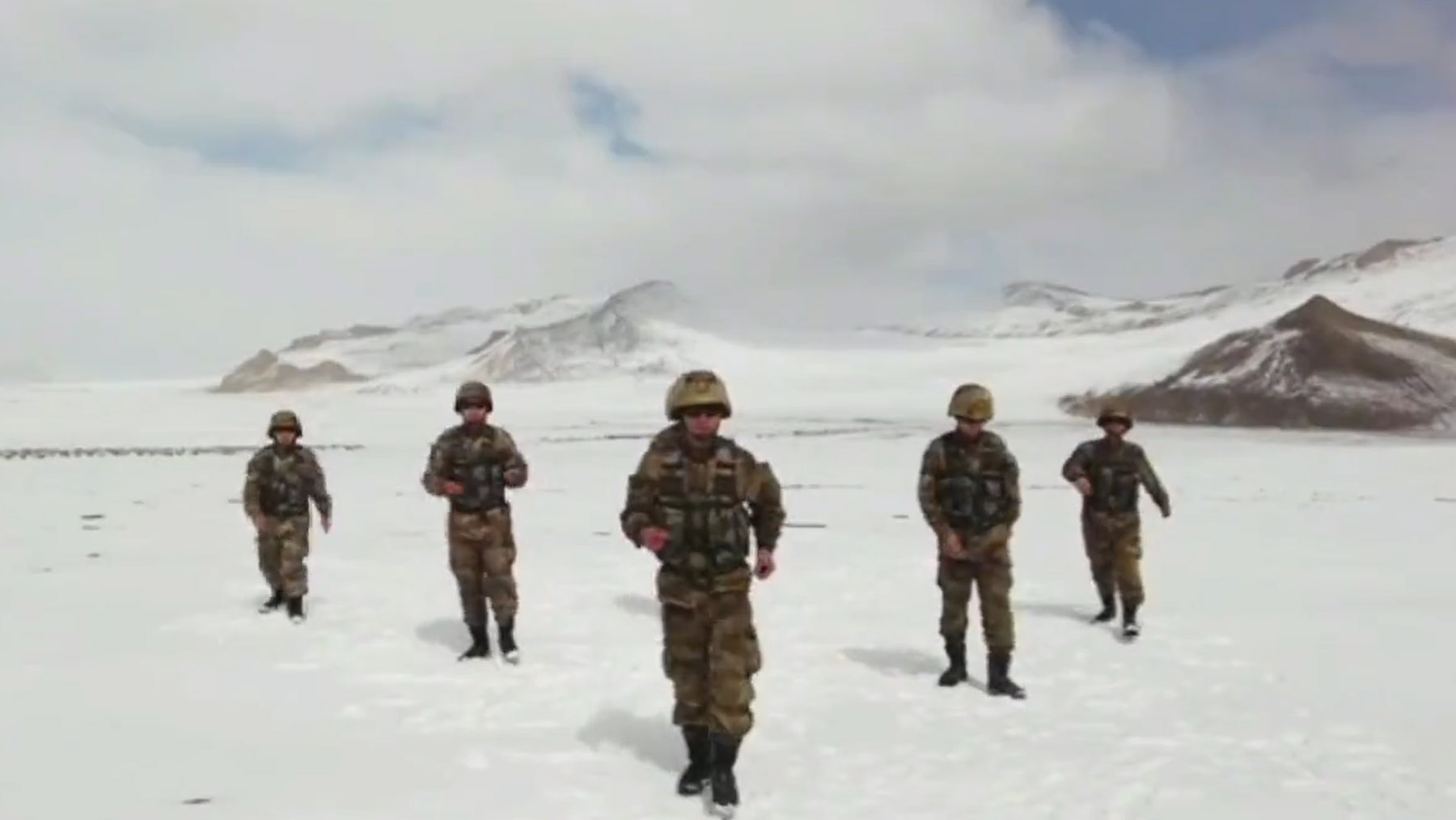 Unos soldados chinos bailan a 5.000 metros de altitud.