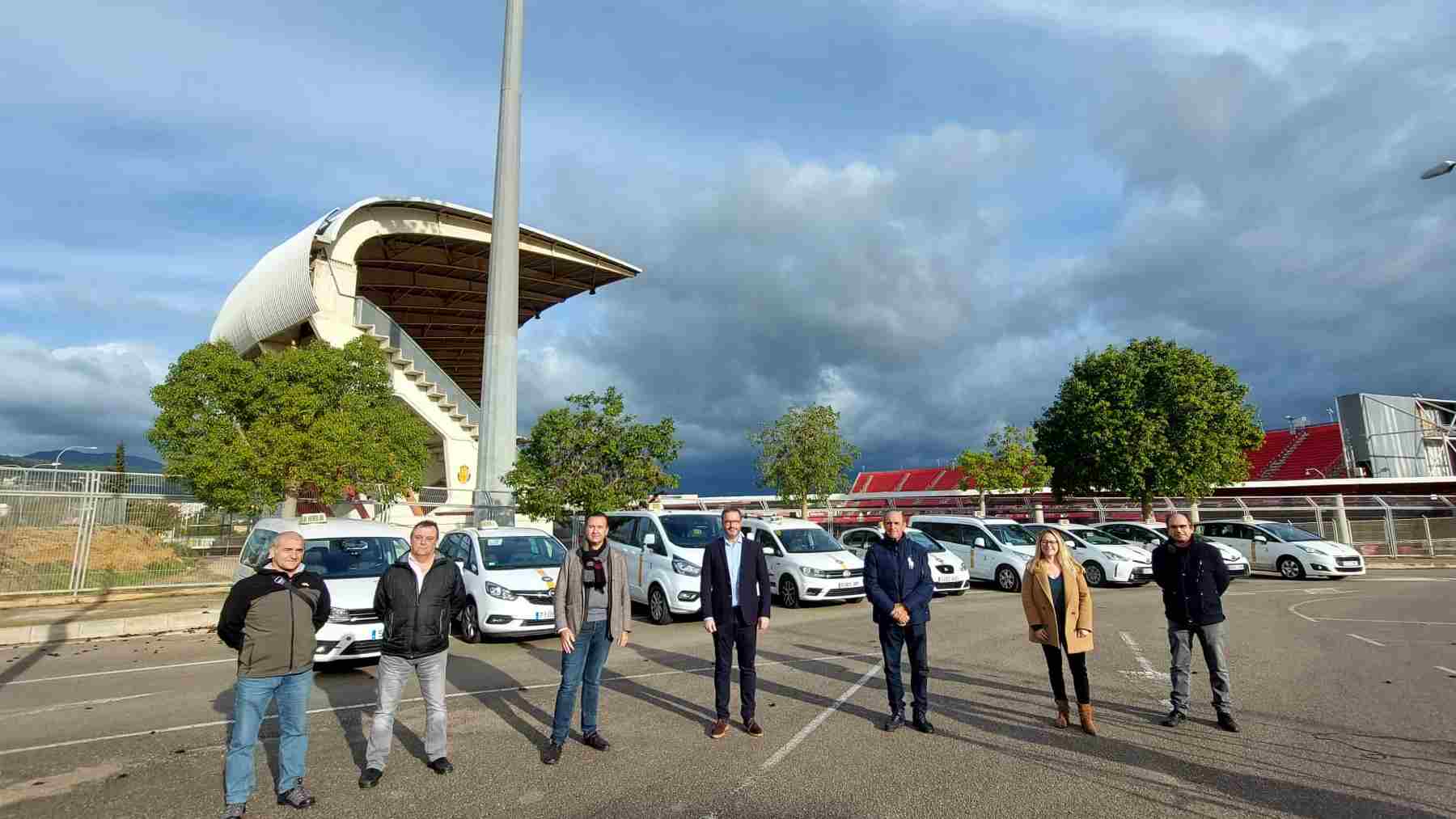 El alcalde de Palma, José Hila, con los representantes de las patronales del taxi en el aparcamiento de Son Moix.