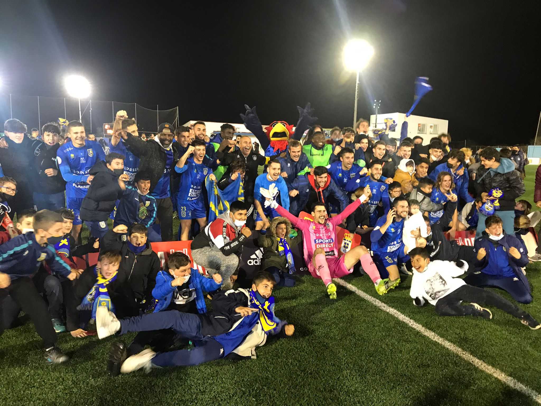 Jugadores y afición celebrando la victoria.