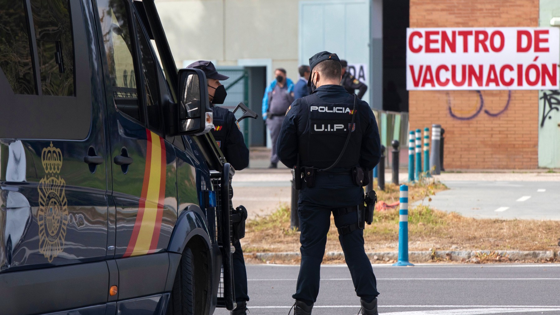 Policías nacionales delante de un centro de vacunación. (Foto: Europa Press)