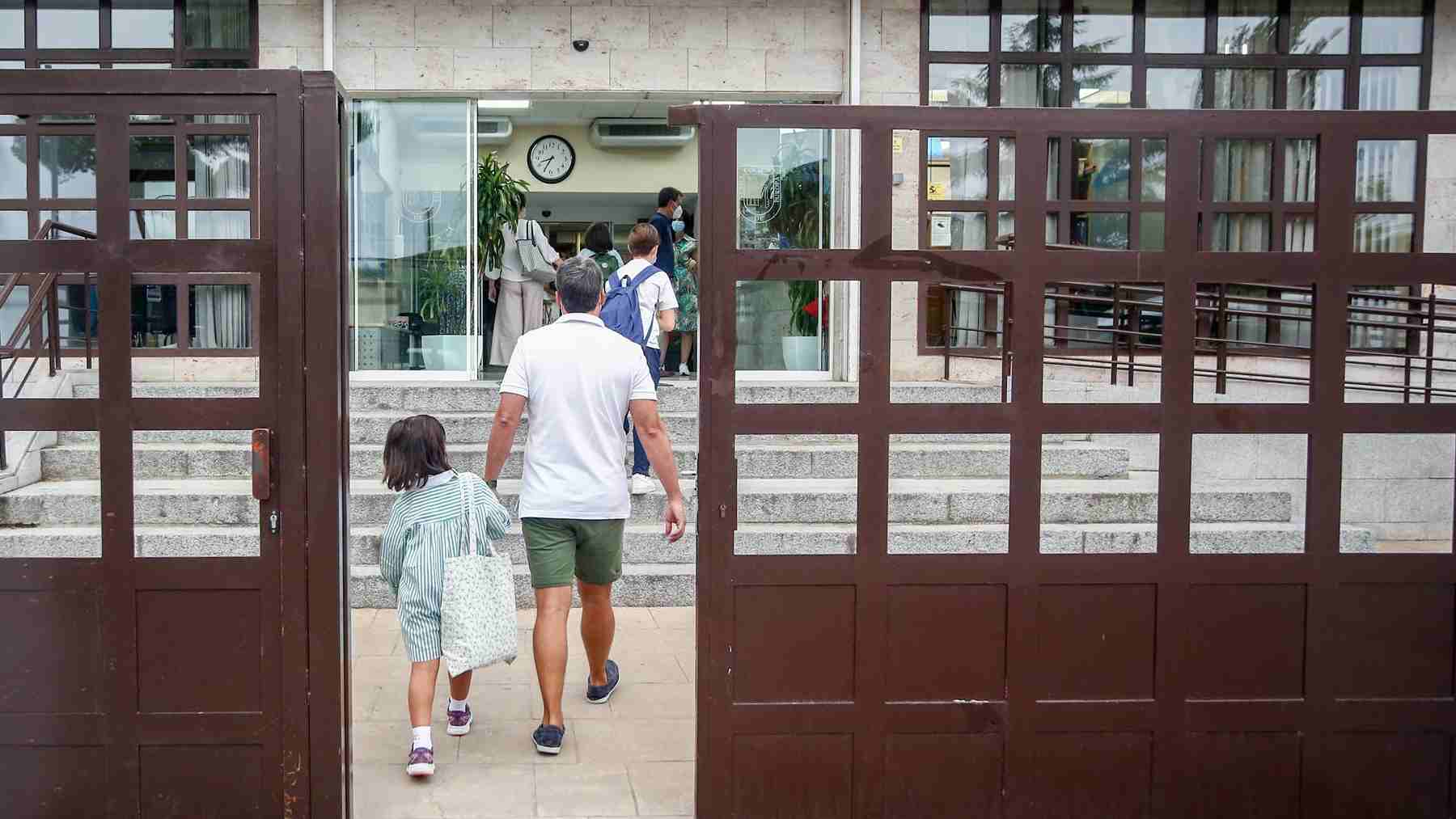Un padre acompaña a su hijo a la entrada del colegio. – Ricardo Rubio – Europa Press
